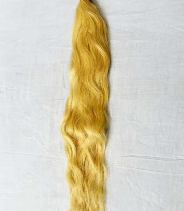 Blonde wavy clip-in hair extensions with seven clips